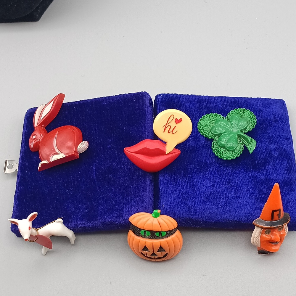Lot of 6 Vintage Retro Plastic? Brooches